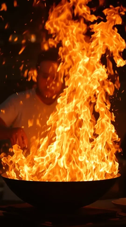 川菜师傅颠勺爆炒，火苗窜起一米高